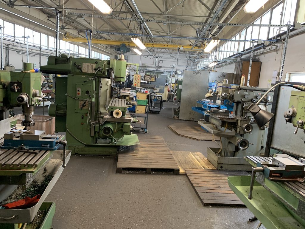 Hala produkcyjna ZUT "Projekt". Zieloma frezarka konwencjonalna. Frezowanie konwenjonalne